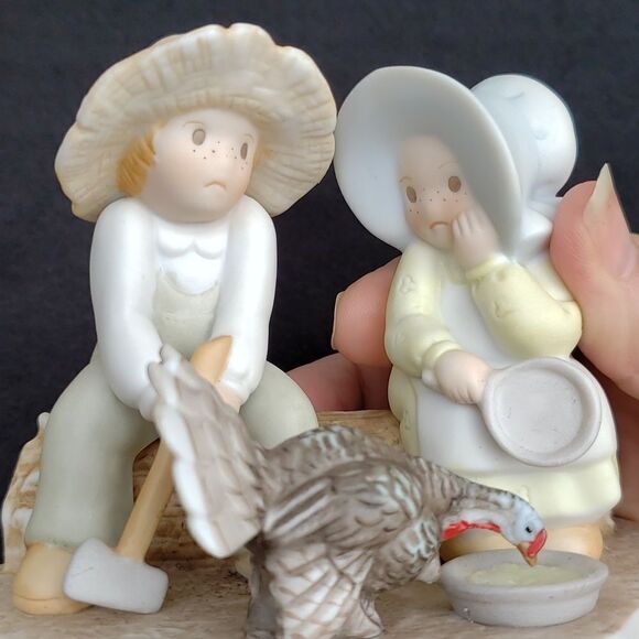 Vintage 1997 Circle of Friends by Masterpiece for Homco Porcelain Figurine #1117 - Picture 5 of 9
